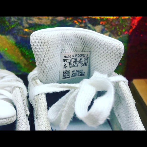 NIKE HUARACHES RUN
DARK SMOKE GREY UNV RED
Sz 3Y 
ADIDAS CLASSIC
Clean. 
2Y - Picture 5 of 8